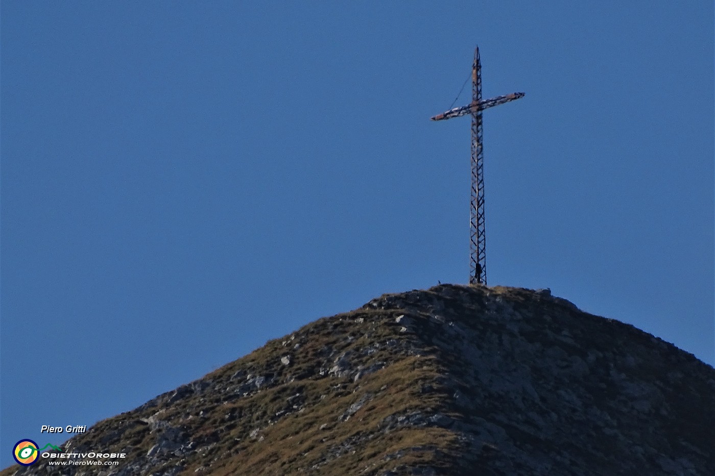 16 Maxi zoom sulla croce del Monte Cavallo (2323 m).JPG